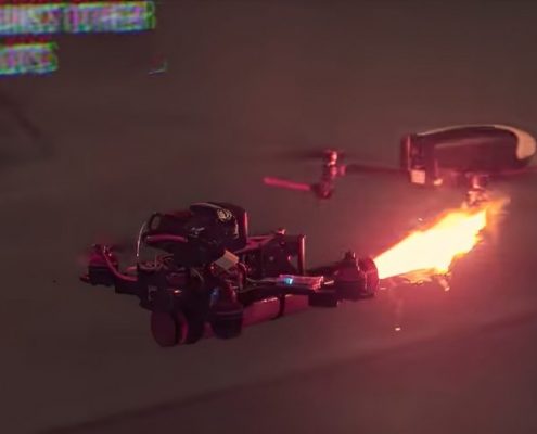 دو کوادکوپتر در حال رقابت با هم و آتش پراکنی در مسابقه جنگی کوادکوپترها