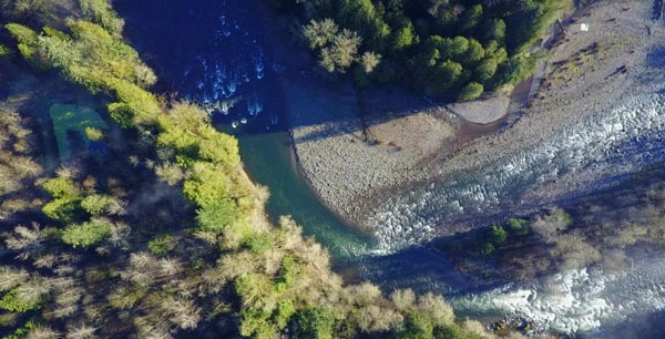 تصویر هوایی رودخانه زیبا گرفته شده توسط یک کوادکوپتر