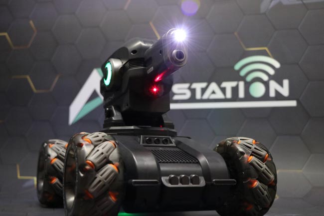 تفنگ ساچمه پرت کن ربات کنترلی mytoys Qx007 و نور لوله آن که حس یک ربات جنگی را میدهد