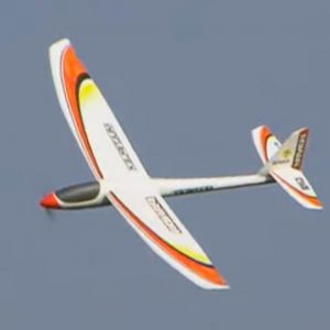 هواپیمای کنترلی مدل Multiplex-Panda در حال پرواز در آسمان آبی با بال‌های سفید و نارنجی