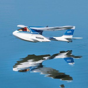 هواپیمای مدل Multiplex-Shark در حال پرواز بر روی یک دریاچه تصویر آن بر روی آب افتاده است
