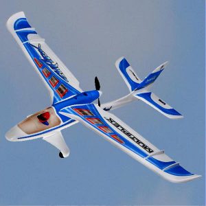 هواپیمای کنترلی مدل شارک که در حال پرواز در آسمان با بال‌های عریض خود است
