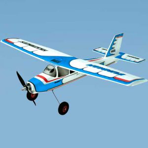 هواپیمای کنترلی مدل funman به رنگ سفید و آبی در حال پرواز در آسمان آبی