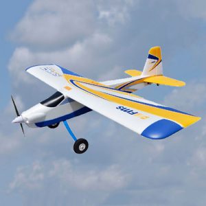 هواپیمای کنترلی مدل super-ez-1200mm با بال‌های سفید و زرد و آبی در حال پرواز در آسمان آبی و ابری