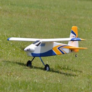 هواپیمای کنترلی مدل super-ez-1200mm به صورت ثابت بر روی یک زمین چمن قرار گرفته