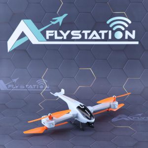 کوادکوپتر هلی کوپتری symaz5 با بدنه سفید و ملخ های نارنجی در جلو لگو سایت ایستگاه پرواز