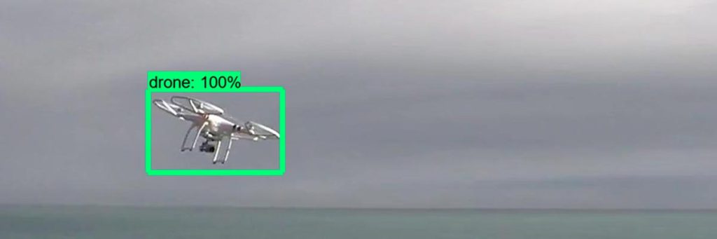 کوادکوپتر فانتوم در آسمان در حال پرواز است و یک سلاح به سمت آن نشانه رفته و هدف گرفته است