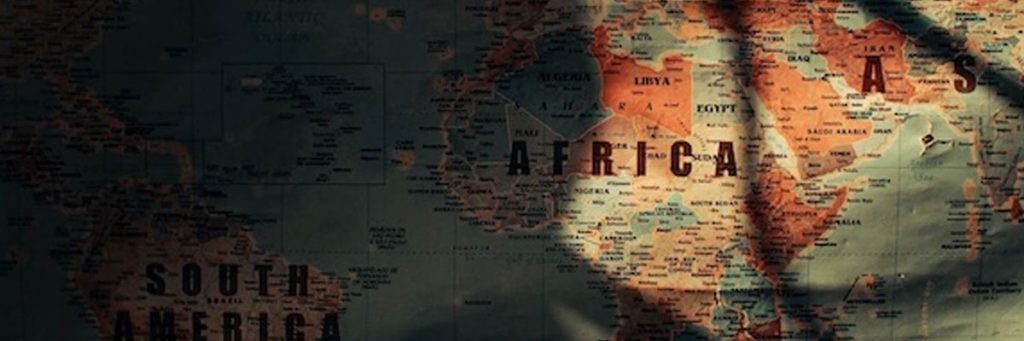 تصویر نقشه آفریقا بر روی یک دیوار که نیمی از آن سایه افتاده است